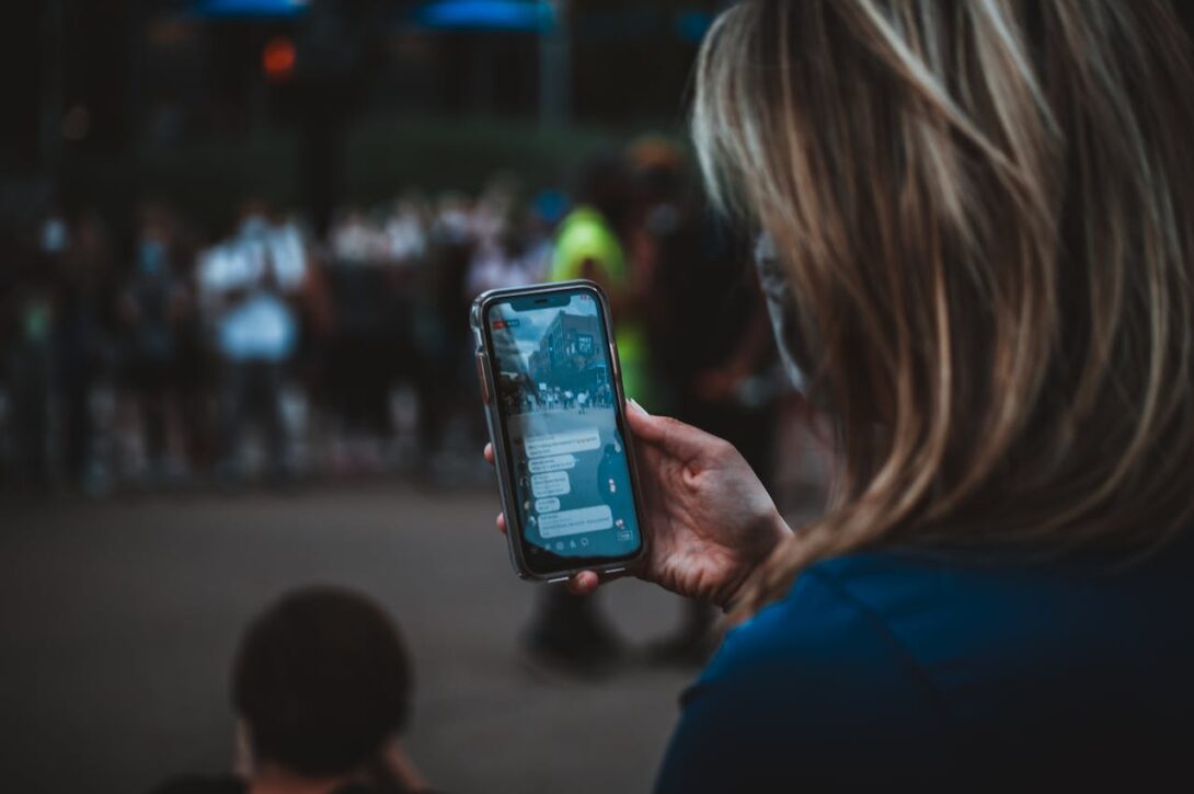 Investigating the structure and connectivity of online global protest networks